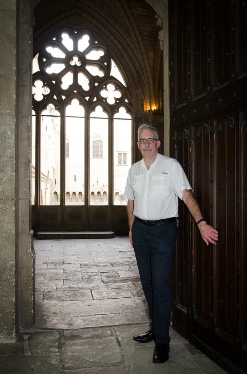 Tim O'Brien in front of the red door at No. 22, Avignon